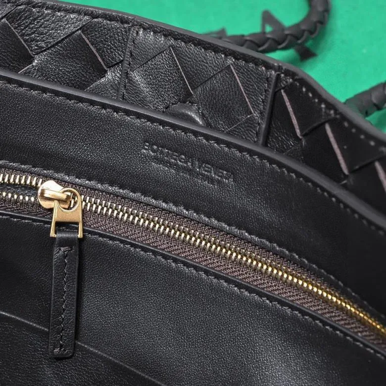 Batch 1860 B's 2024 spring and summer new style continues the brand's woven style with detailed metal knot switch buckles. This time, the shoulder straps are also made into tube weaves, showing different craftsmanship. The carrying method is versatile to create more different styles. Intrecciato woven leather small handbag, equipped with sliding crossbody strap. Internal compartments, including 1 zipper pocket and 2 open pockets with magnetic buckle closure. Size: 19*25*10.5cm, model: 7463#
